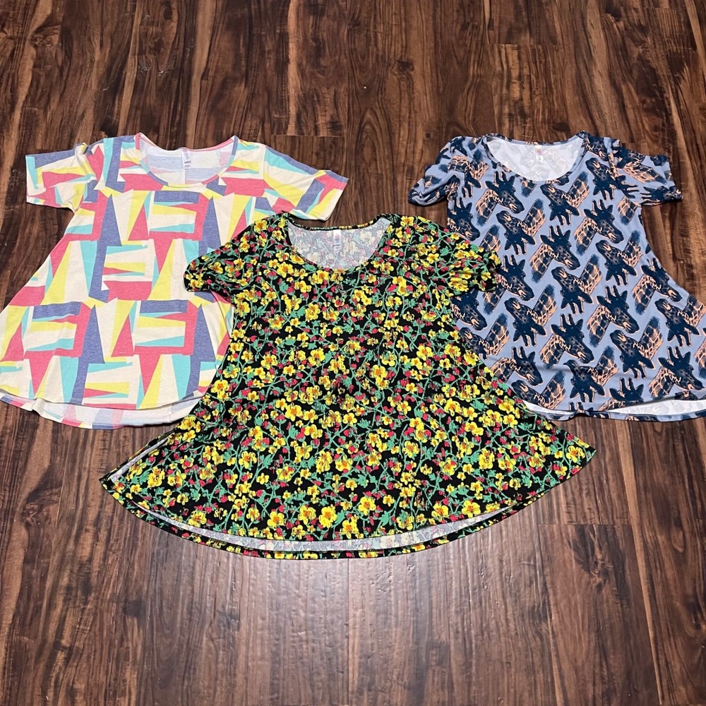 Bundle of 3‎ LuLaRoe Women's Small Tops Giraffe Flowers Geometric Flowy Shirts